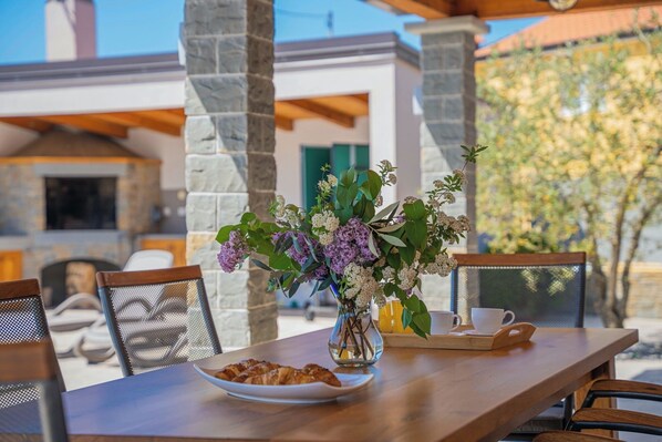 Outdoor dining - Villa Ingrid in Buzet - Haus für 6 Personen (Buzet)