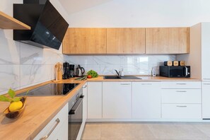 Frigorifero, microonde, forno, piano cottura