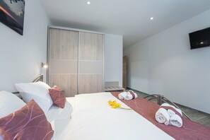 3 bedrooms, iron/ironing board, WiFi, bed sheets