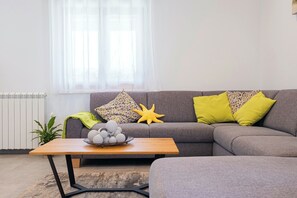 TV, mesa de pingue-pongue