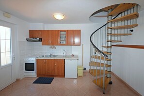 Refrigerador, horno, cafetera/tetera, tostadora
