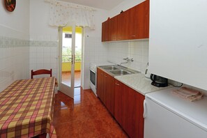 Refrigerador, horno, placa de cocina, cafetera/tetera