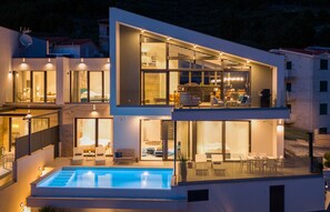 A heated pool - Villa Flower with 3 en-suite bedrooms, heated pool, sea views (Jesenice)