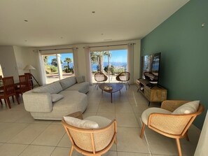 TV, fireplace, books - La Villa Alata Avec vue Imprenable sur la mer (Alata)