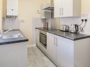 House | Private kitchen | Fridge, microwave, oven, stovetop - Lovely Large 2-bed House With 2 Reception Rooms (Atherstone)