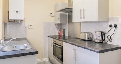 Lovely Large 2-bed House With 2 Reception Rooms