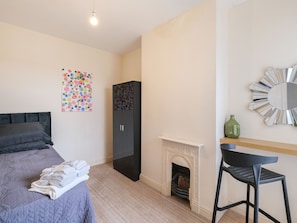 House | 2 bedrooms, iron/ironing board, free WiFi, bed sheets - Lovely Large 2-bed House With 2 Reception Rooms (Atherstone)