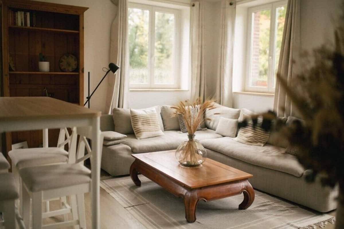 Ein Wohnzimmer mit einer Couch, einem Couchtisch aus Holz und einem Bücherregal.