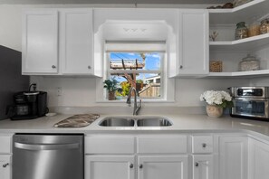 Fridge, microwave, oven, stovetop - PET FRIENDLY! CLOSE TO 3 BEACH ACCESS POINTS! PRIVATE POOL! 6 SEATER GOLF CART AVAILABLE! 4/2 BUNGALOW SLEEPS 10! (Panama City Beach)