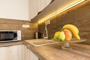 Réfrigérateur, micro-ondes, plaque de cuisson, cafetière/bouilloire