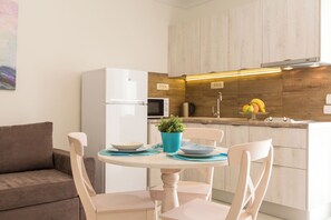 Réfrigérateur, micro-ondes, plaque de cuisson, cafetière/bouilloire