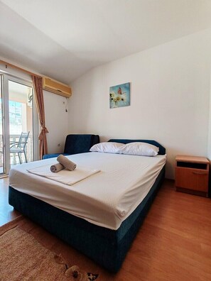 WiFi, bed sheets - Apartment & Rooms Tempera / Triple Room with Park view (Neum)