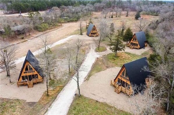 Exterior - Farrel (Trout) Modern Tiny Cabin - The Alps of Hochatown (Broken Bow)