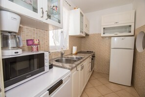 Fridge, microwave, oven, stovetop - Holiday Home Anamaria (Porec)