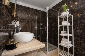 Shower, hair dryer, towels - Holiday Home Anamaria (Porec)