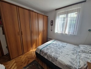 1 dormitori i roba de llit