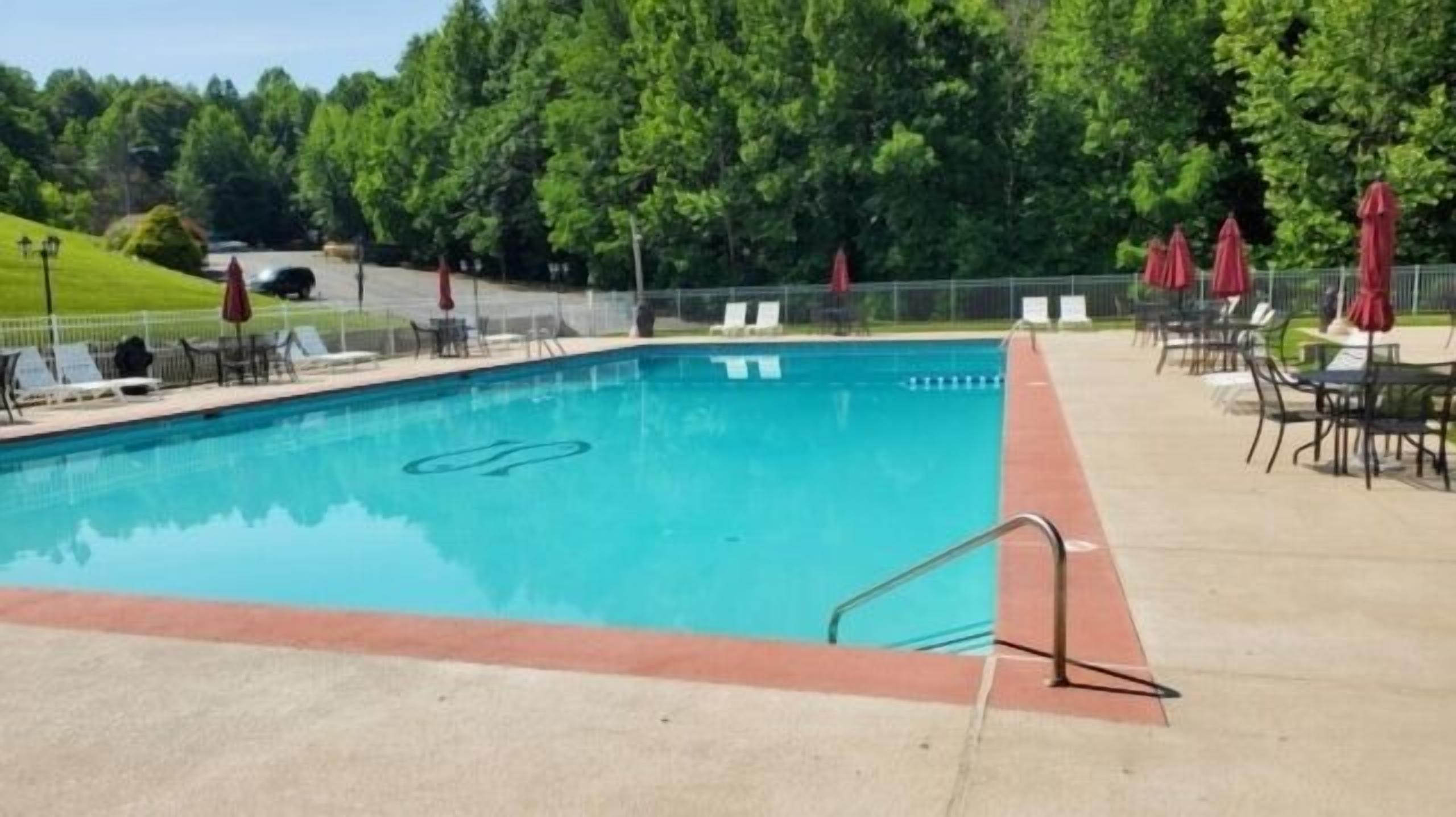 Ground level condo with pool and wifi