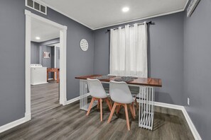 Dining - Daniel's Beautiful Midtown Retreat - Pet Friendly - 5 beds - Centrally Located (Montgomery)