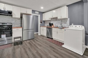 Fridge, microwave, oven, stovetop - Daniel's Beautiful Midtown Retreat - Pet Friendly - 5 beds - Centrally Located (Montgomery)