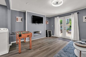 Games room - Daniel's Beautiful Midtown Retreat - Pet Friendly - 5 beds - Centrally Located (Montgomery)