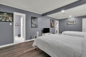 3 bedrooms, desk, iron/ironing board, travel cot - Daniel's Beautiful Midtown Retreat - Pet Friendly - 5 beds - Centrally Located (Montgomery)