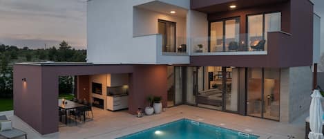 حمّام سباحة مُدفَّأ