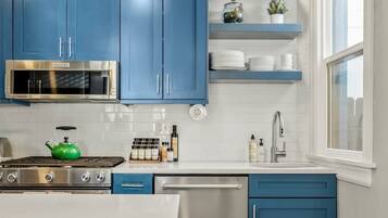 KĂŒhlschrank, Mikrowelle, Ofen, Herdplatte