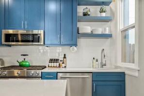 Réfrigérateur, four à micro-ondes, un four, surface de cuisson