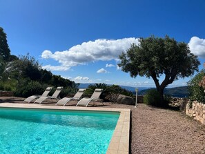 Outdoor pool - Studio "Albitru" avec piscine & vue sur la baie d'Ajaccio ! (Alata)