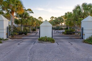 Property grounds - Another Happy Clam, Beachside, 4/2, community POOL, dog friendly, sleeps 10 (Dauphin Island)