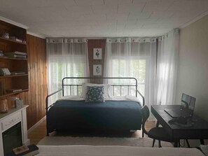 2 bedrooms, desk, iron/ironing board, WiFi