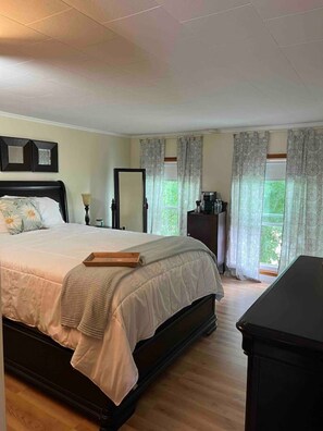 2 bedrooms, desk, iron/ironing board, WiFi - Lakeview Cozy Cottage (Michigan Center)