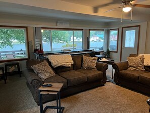 TV, fireplace - Lakeview Cozy Cottage (Michigan Center)