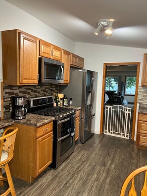 Fridge, microwave, oven, stovetop - Lakeview Cozy Cottage (Michigan Center)