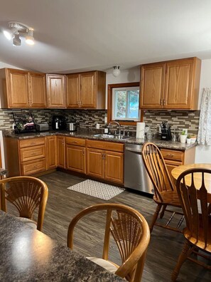 Fridge, microwave, oven, stovetop - Lakeview Cozy Cottage (Michigan Center)