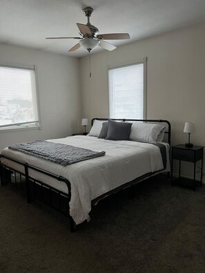 2 bedrooms, desk, WiFi, bed sheets