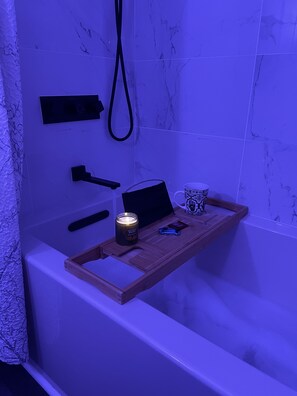 Hair dryer, bidet, towels, soap - Centrally located modern 3 bedroom home with pool. Pet Friendly! (Syracuse)