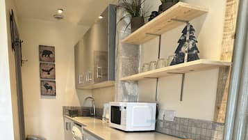 Appartement | Privékeuken | Een koelkast, een magnetron, een oven, een kookplaat