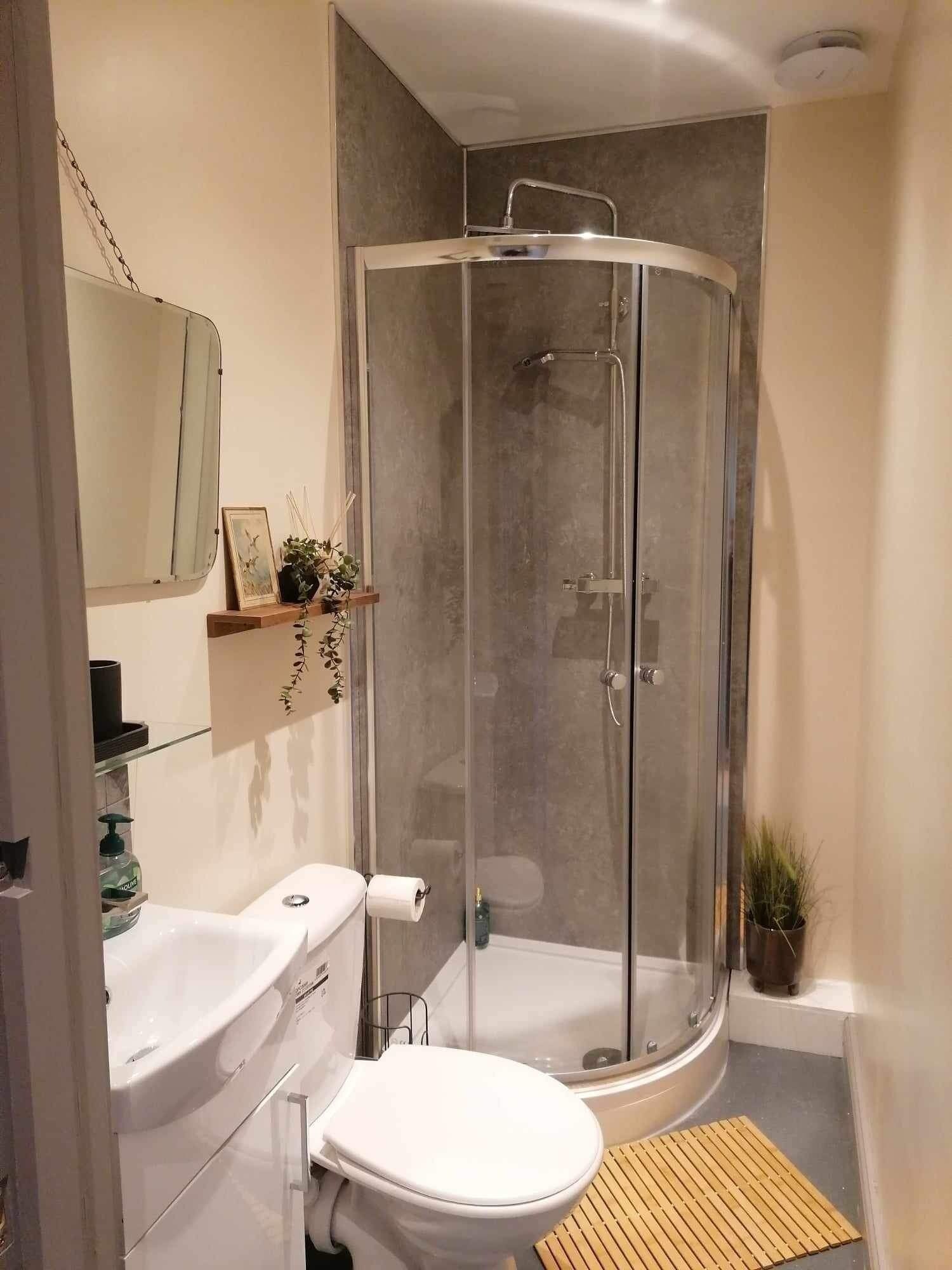 Apartemen | Kamar mandi | Shower dan handuk