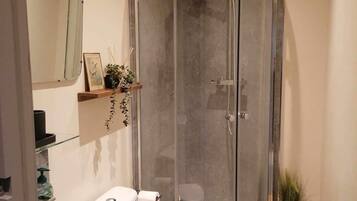 Apartemen | Kamar mandi | Shower dan handuk