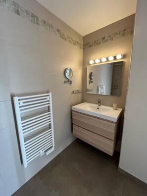 Een douche, een haardroger, handdoeken, zeep