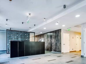 Estúdio, vários quartos, sacada, vista para a cidade | Saguão