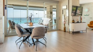 A modern living room with a large glass door leading to a balcony with a view of the sea. - CostaBlancaDreams - Bauprés in Calpe (Calpe)