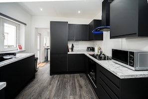 Coffee/tea maker, fridge, microwave, oven - Adorable House: Afan Forest Park - STAE-Homes (Port Talbot)