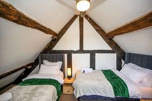 2 bedrooms, desk, iron/ironing board, WiFi