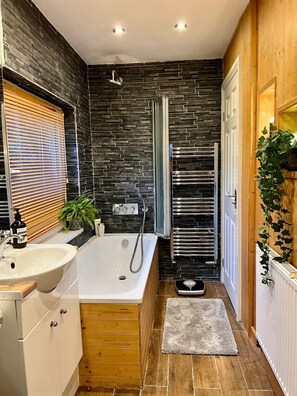 Articles de toilette écologiques, sèche-cheveux, serviettes fournies
