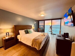 2 bedrooms, iron/ironing board, travel cot, WiFi - The Endless Summer Condo! (San Diego)