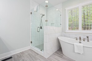 Douche, sèche-cheveux, serviettes fournies
