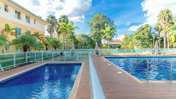 2 outdoor pools