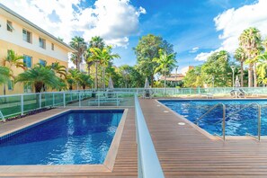 Una piscina al aire libre